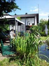 Blick vom Garten zum Haus